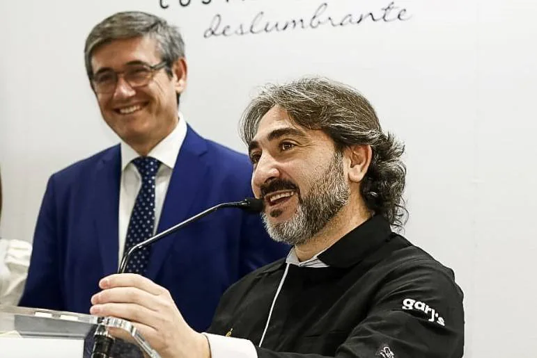 Gastronomía en Almería | El chef Tony García cierra 'Un mar de conservas' con un showcooking en el Mercado de Adra