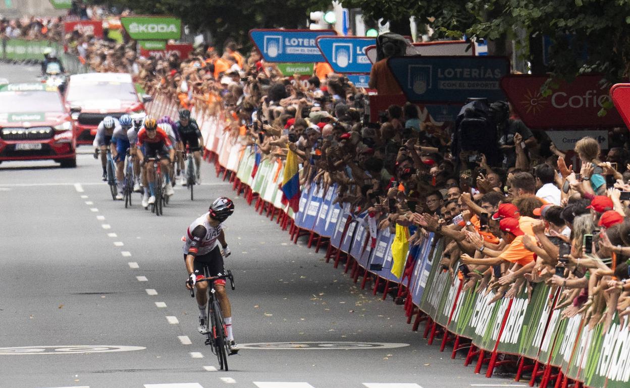 Marc Soler mira hacia atrás, el Ineos se mantuvo por delante con el granadino Carlos Rodríguez