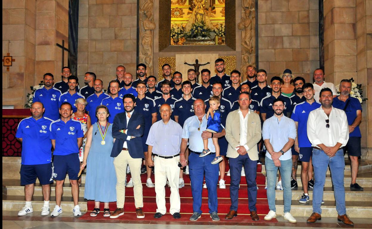 El ermita de la Virgen de Linarejos reunió a la familia azulilla antes de empezar la temporada regular con la visita del Mérida a Linarejos. 