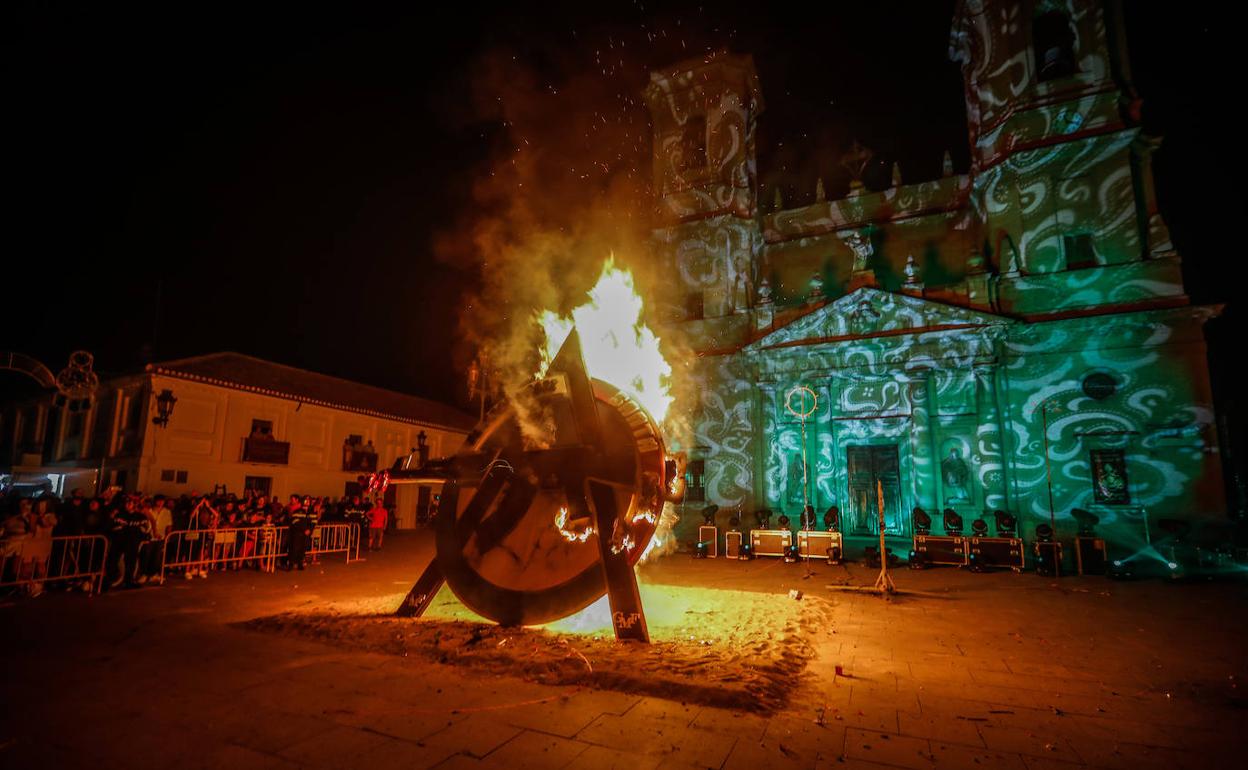 La Quema del Penas representa la liberación de los problemas como paso previo al disfrute de las fiestas. 