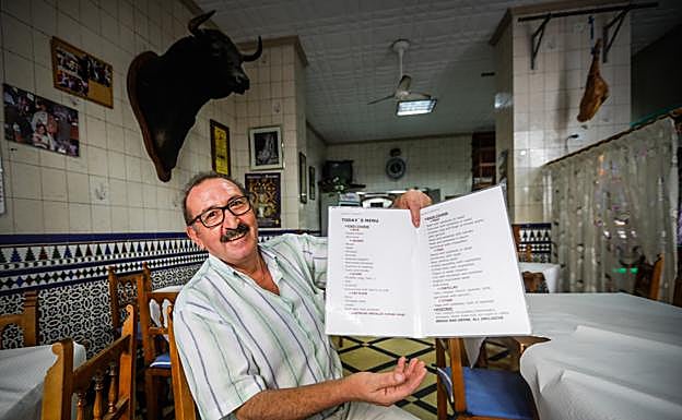 Antonio en el comedor de La Bodeguita.