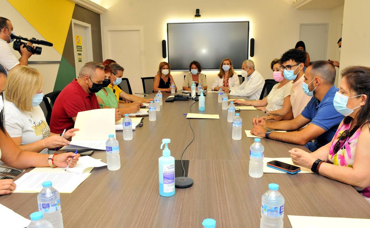 Reunión de la consejera de Salud con representantes de entidades locales en el Hospital San Agustín. 