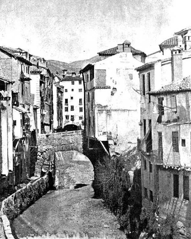 El Darro a su paso por la actual Reyes Católicos.