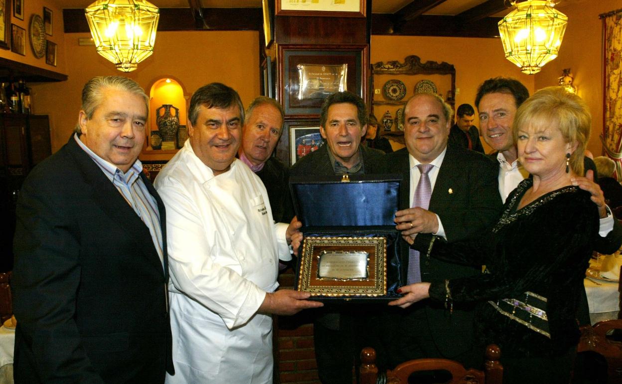 Miguel Ríos y Martinmorales en el reastaurante Chikito en una imagen de archivo. 