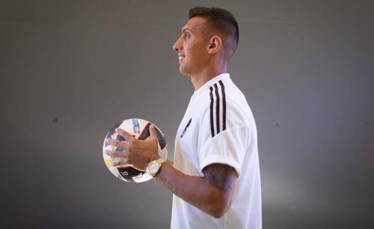 Myrto Uzuni, de perfil. 