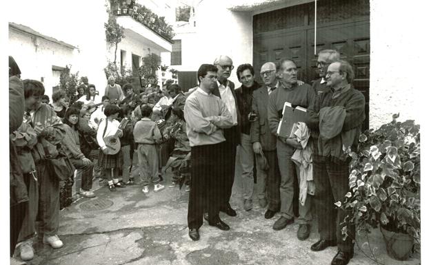 Miguel Ríos y Martinmorales en Pampaneira en 1992, cuando se lo descubrió una calle al humorista. 