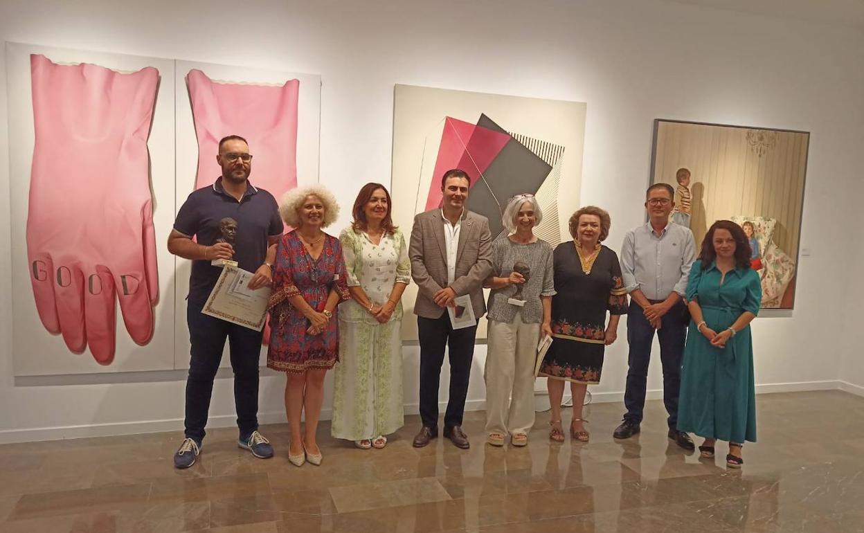 Foto de familia de los galardonados y los representantes políticos. 