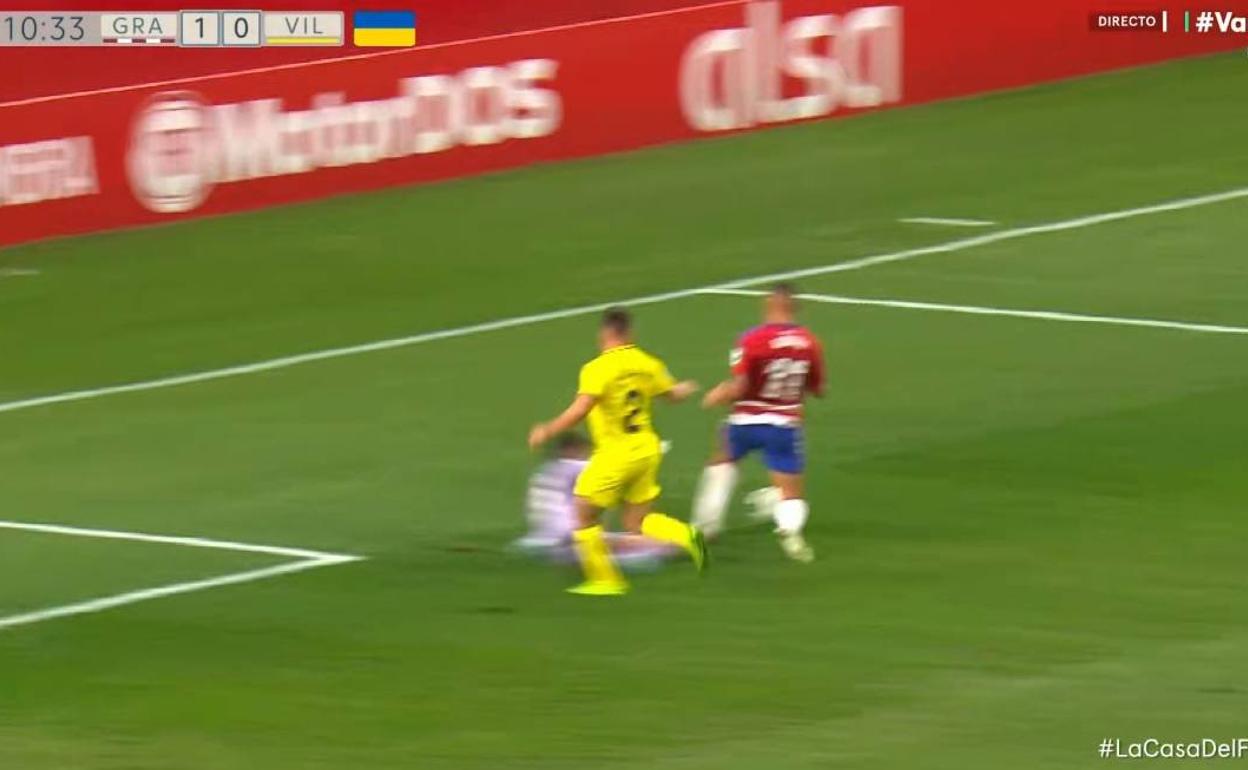 Uzuni deja el pie atrás y se está cayendo antes de que el portero le toque. 