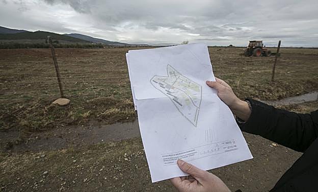 Uno de los promotores del centro interespiritual muestra la finca donde se construirá.