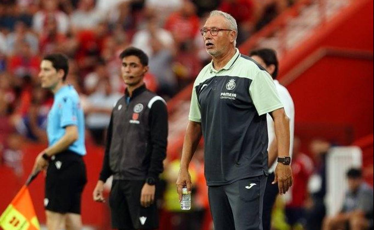 Miguel Álvarez, entrenador del Villarreal B, en Los Cármenes. 