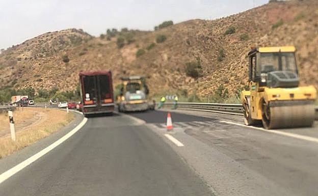 Obras en uno de los carriles de la vía 