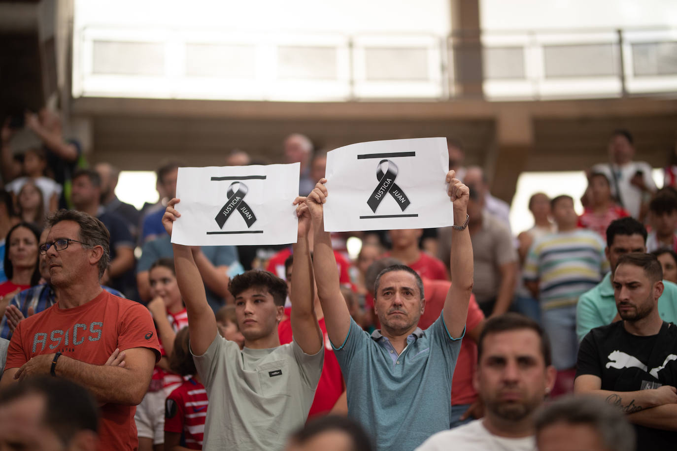 Dos aficionados piden justicia para Juan Castro Trujillos.