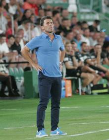 Imagen secundaria 2 - Arriba, Alejandro Pozo, que trata de frenar a Alex Telles, se estrenó ante el Sevilla tras ser el jugador de campo con másm inutos el pasado curso. Abajo a la izquierda, Fernando y Kaiky, titulares en los tres partidos. A la derecha, Rubi, el que pulsa el botón. 