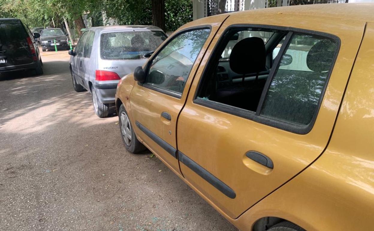 Destrozan varios vehículos en el Realejo