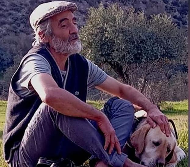 Juan junto a Rubio, su perro guía.