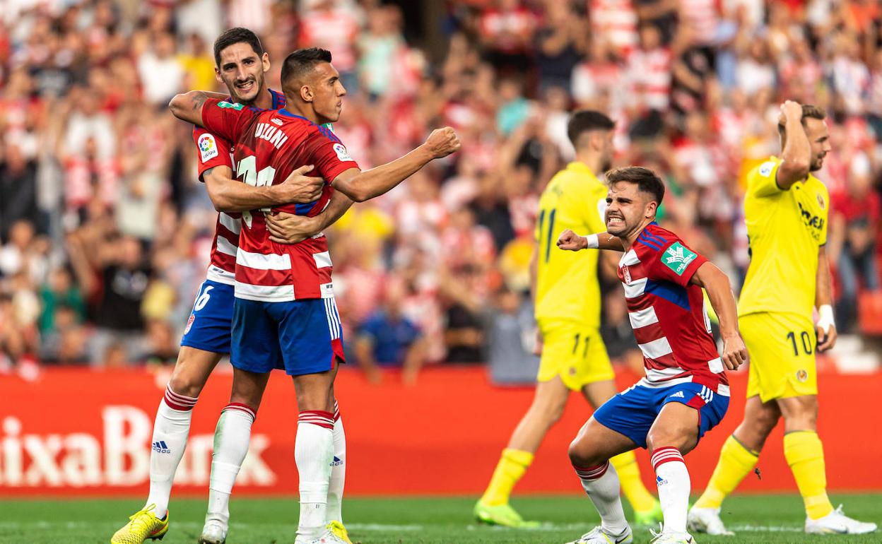 Bodiger abraza a Uzuni, con Melendo eufórico al lado. 