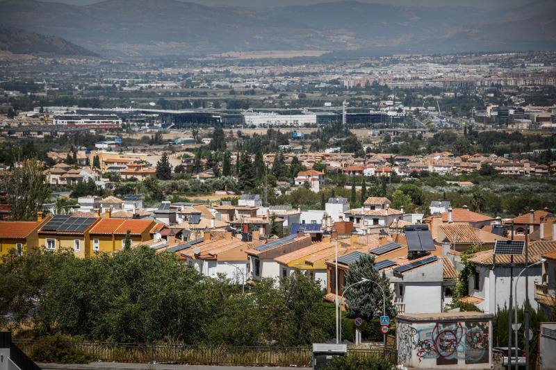 Viviendas con placas fotovoltaicas de autoconsumo en los tejados de La Zubia. 