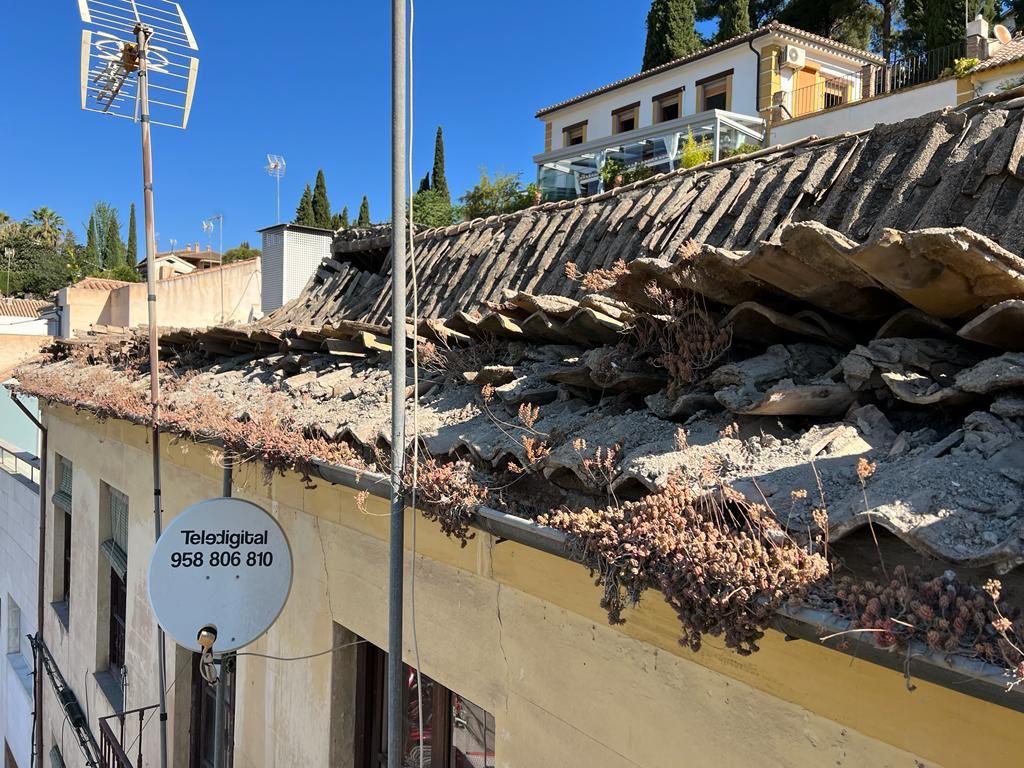 La finca, declarada en 'ruina inminente', ha dejado sin techo y sin pertenencias a dos familias