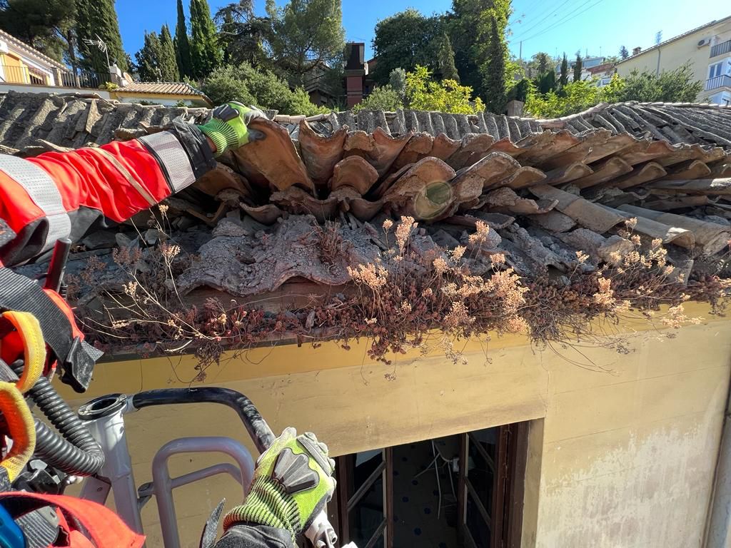 La finca, declarada en 'ruina inminente', ha dejado sin techo y sin pertenencias a dos familias