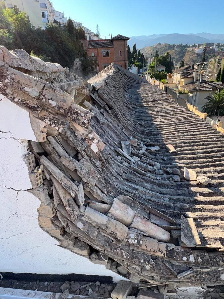 La finca, declarada en 'ruina inminente', ha dejado sin techo y sin pertenencias a dos familias