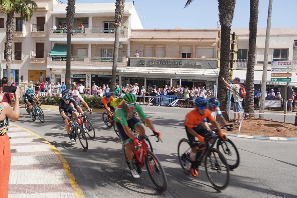 Miles de aficionados de todos los rincones disfrutan de un recorrido mágico por la Costa de Almería que se vio en más de 190 países.