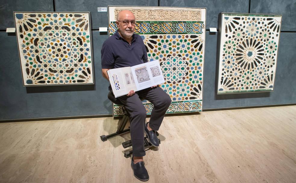 Manuel Martínez posa con el libro y algunos de los alicatados que ha descifrado. 