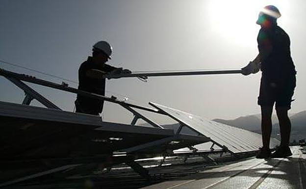 Hasta 90 días de espera y falta de personal para instalar placas solares en Granada