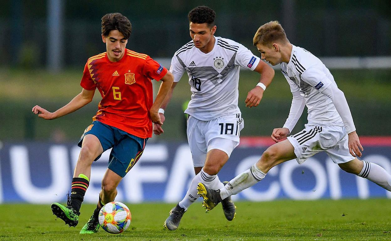 El centrocampista Aitor Gelardo, jugando con 'la rojita' frente a la selección de Alemania. 