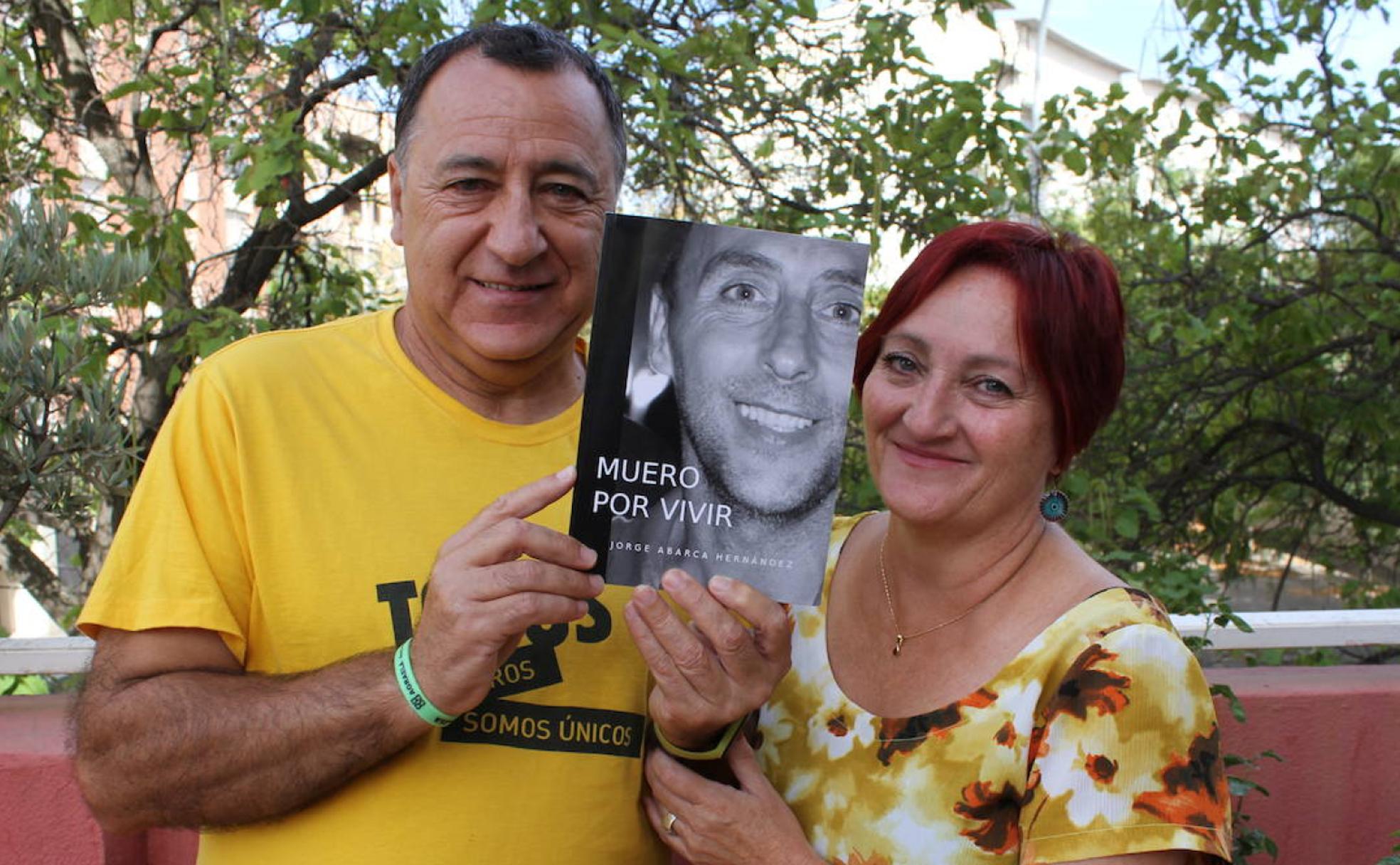 Miguel Ángel Abarca y Chelo Caballero, con el libro 'Muero por vivir', de Jorge Abarca.