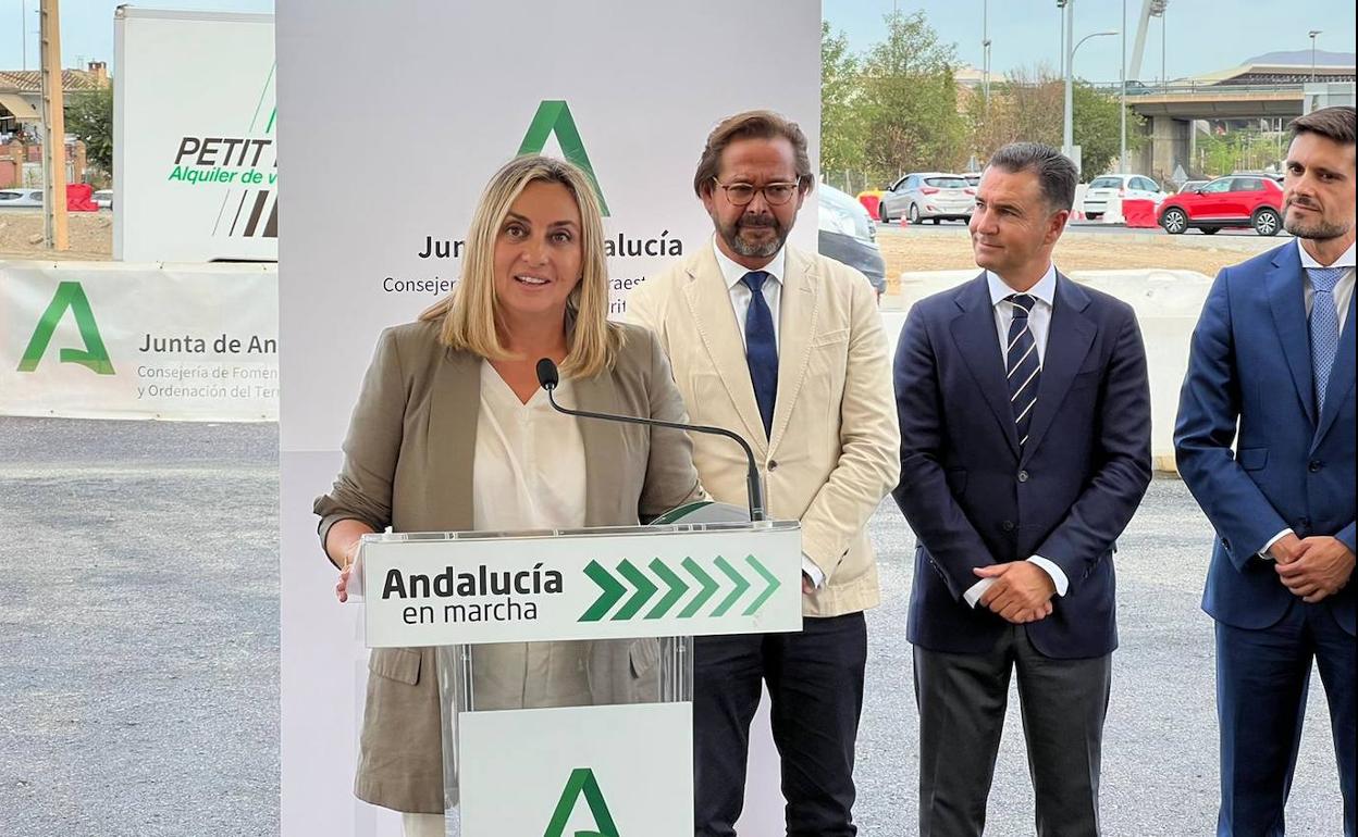La consejera Marifrán Carazo, el delegado del Gobierno Andaluz en Granada, Antonio Granados, el director general de Movilidad y Transportes, Felipe Ariasel y el director general de Infraestructurras del Transporte, Eduardo Gutiérrez. 