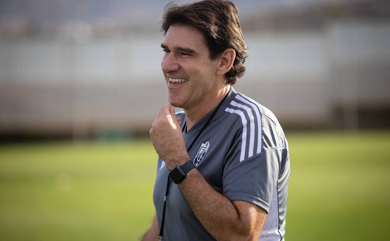 Aitor Karanka sonríe durante el último entrenamiento del equipo. 