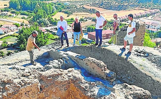 Excavación arqueológica en el Castillo Medieval de La Peza. 