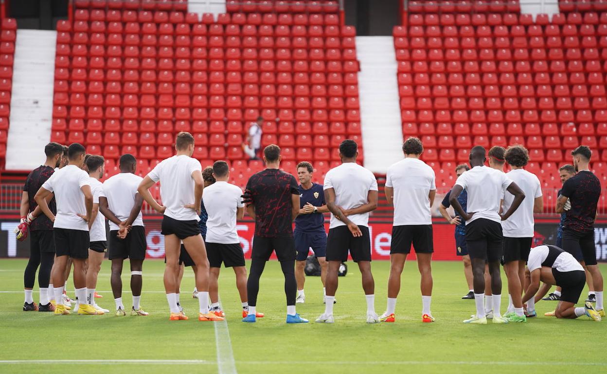 Rubi charla con la plantilla en la vuelta a los entrenamientos, a la espera de la incorporación de los últimos fichajes.