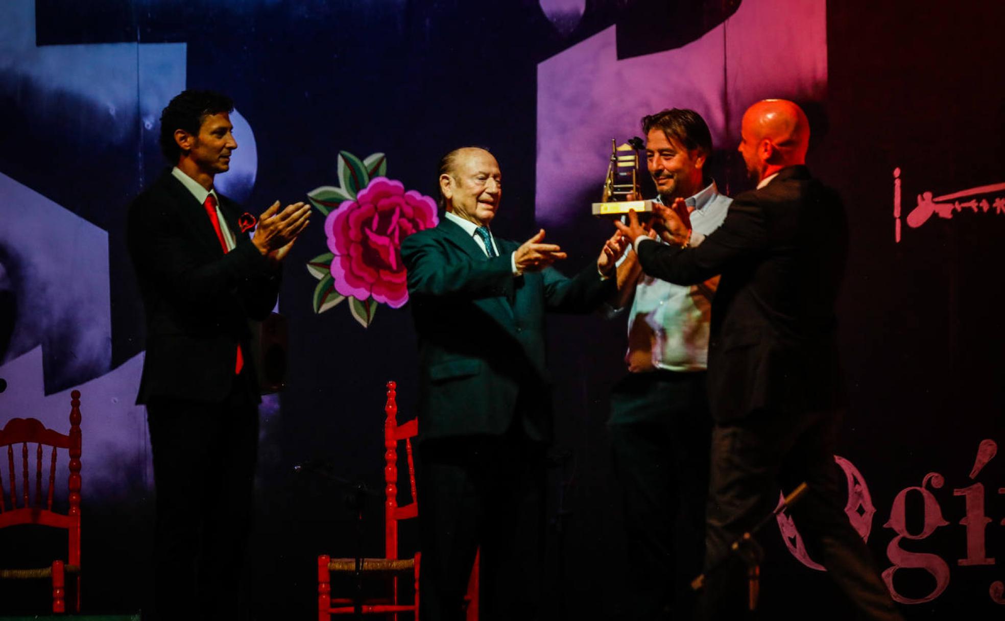 Antonio Fernández Díaz 'Fosforito' recibe la mención honorífica en Ogíjares. 