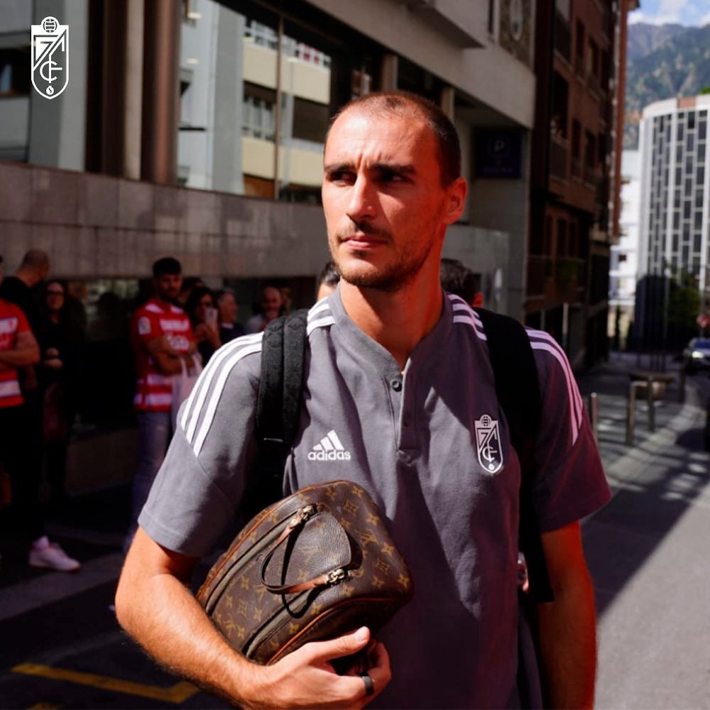 El Granada disputa en Andorra el primer encuentro oficial del fútbol profesional español fuera del país ante el equipo de Piqué