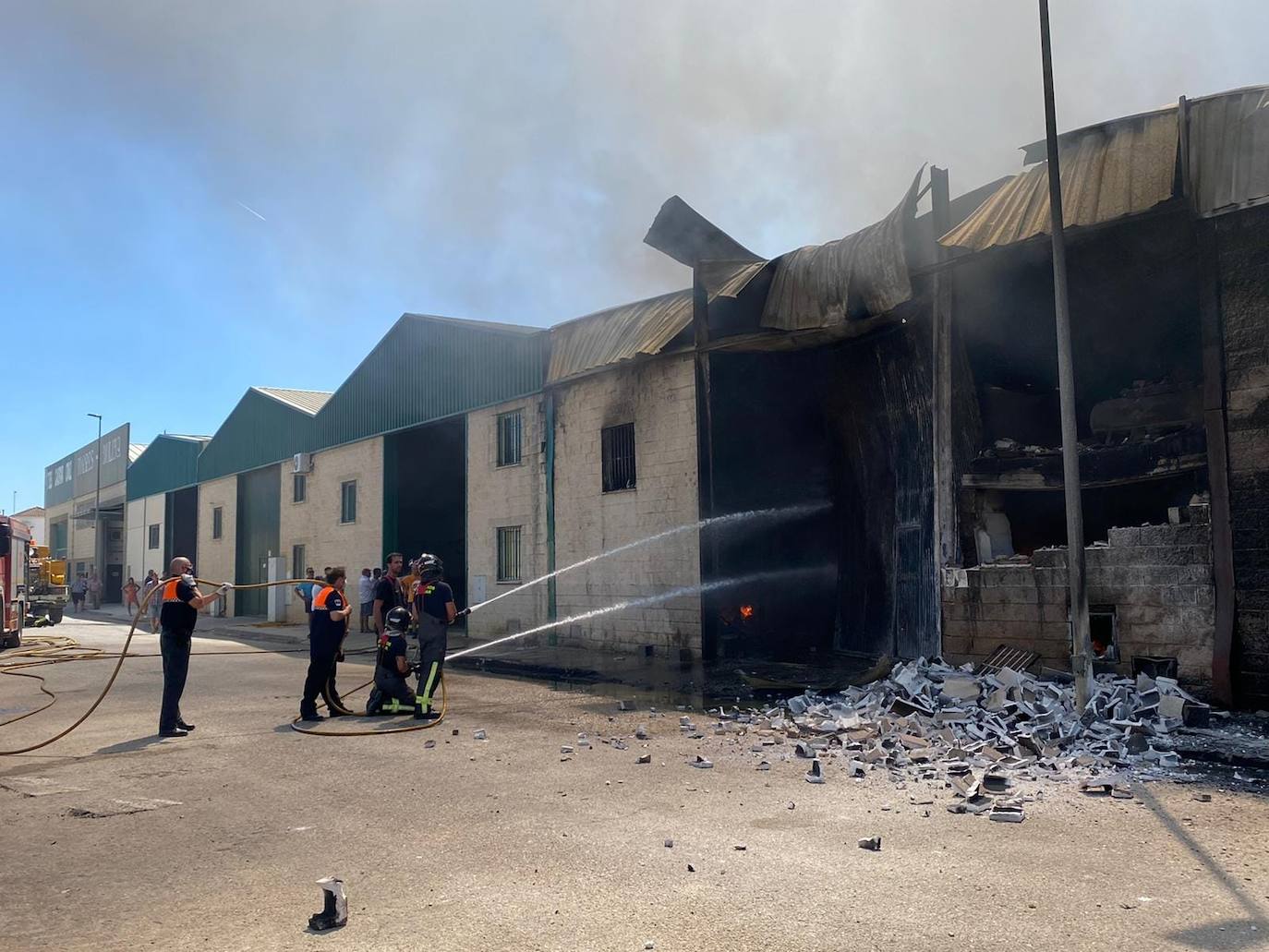 Trabajos en las naves calcinadas a última hora de la tarde de este domingo. 
