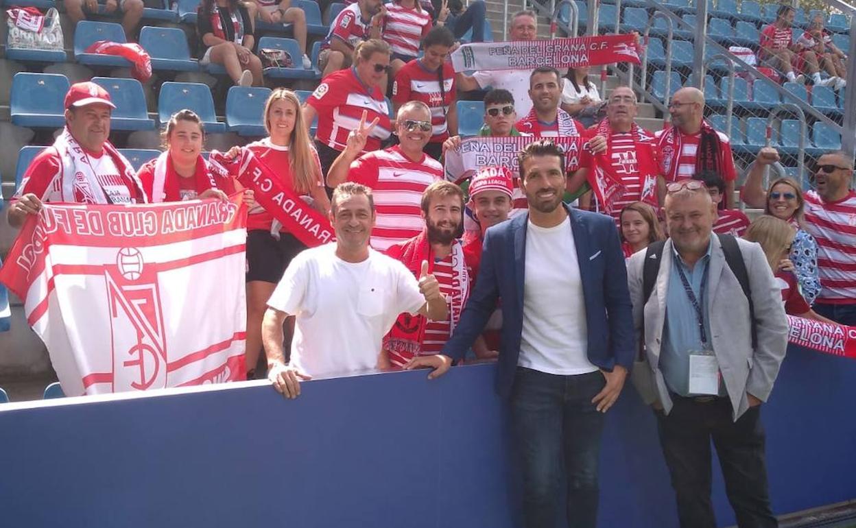 Manolo Lucena y Rubén Muros posan junto a parte del centenar de rojiblancos en Andorra. 