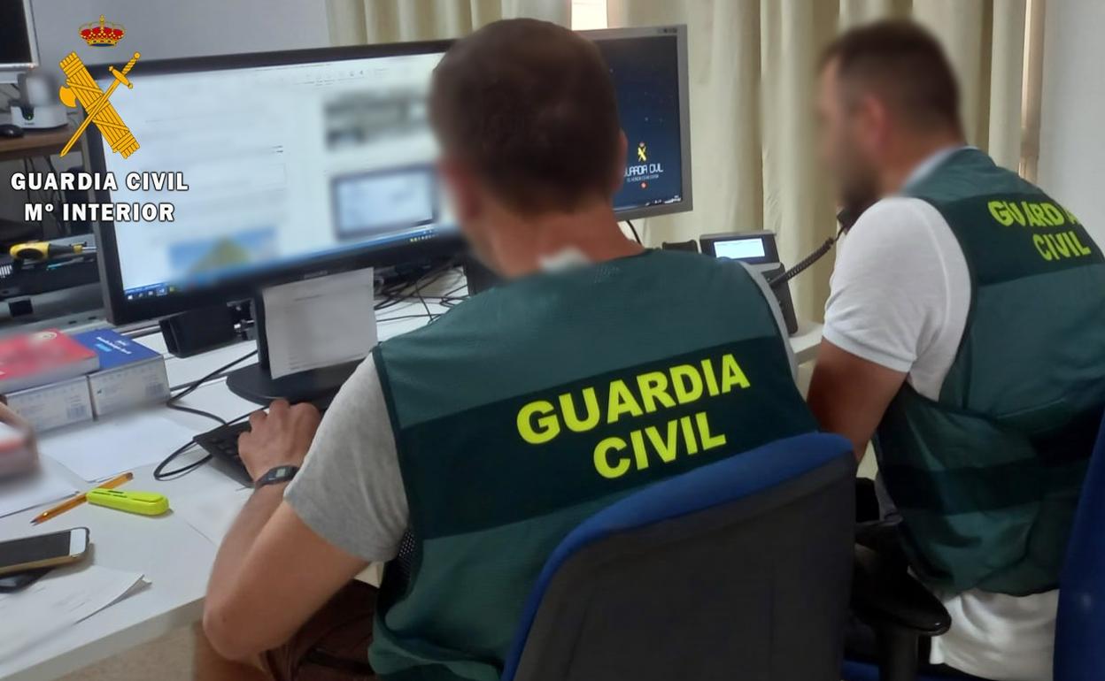 Agentes de ciberdelitos de la Guardia Civil