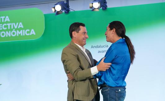 Moreno y López se abrazan durante la junta directiva del PP andaluz.