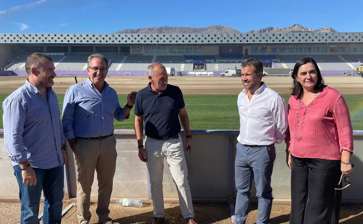Julio Millán, María Orozco y Carlos Alberca junto a responsables del club. 
