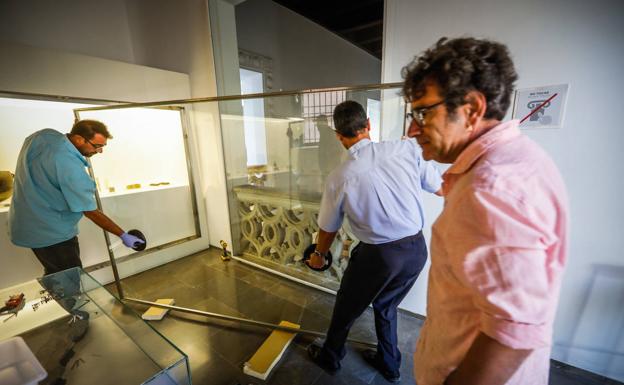 Retirada del cristal blindado del expositor donde está el diente en el Museo Arqueológico. 