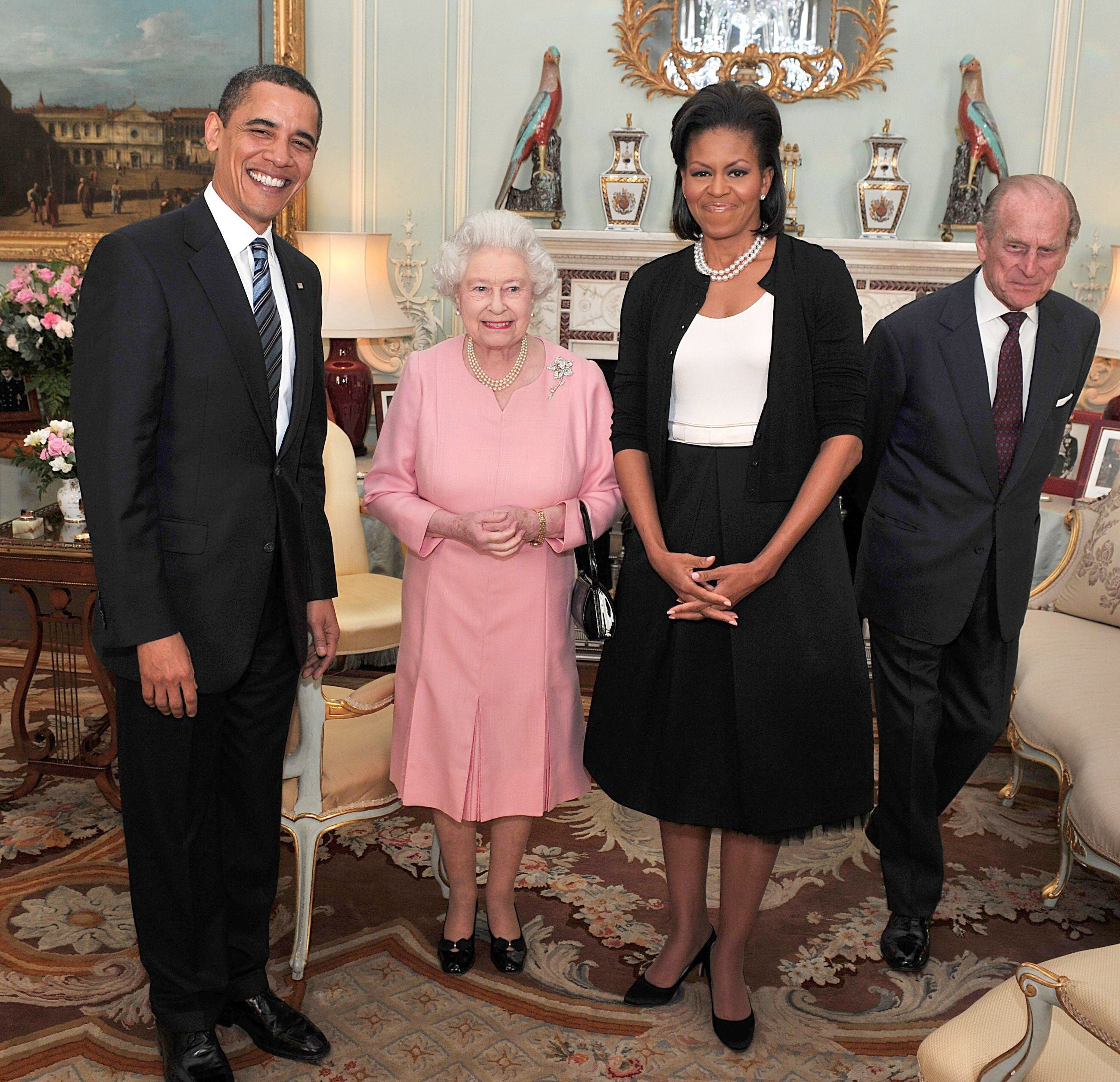 El presidente de Estados Unidos, Barack Obama, y su mujer, Michelle, en una visita a la reina Isabel y al duque de Edimburgo en el Palacio de Buckingham, el 1 de abril de 2009.