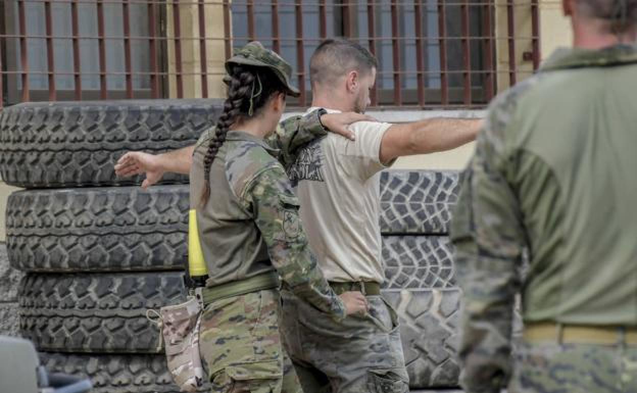 Una legionaria durante una de las operaciones. 