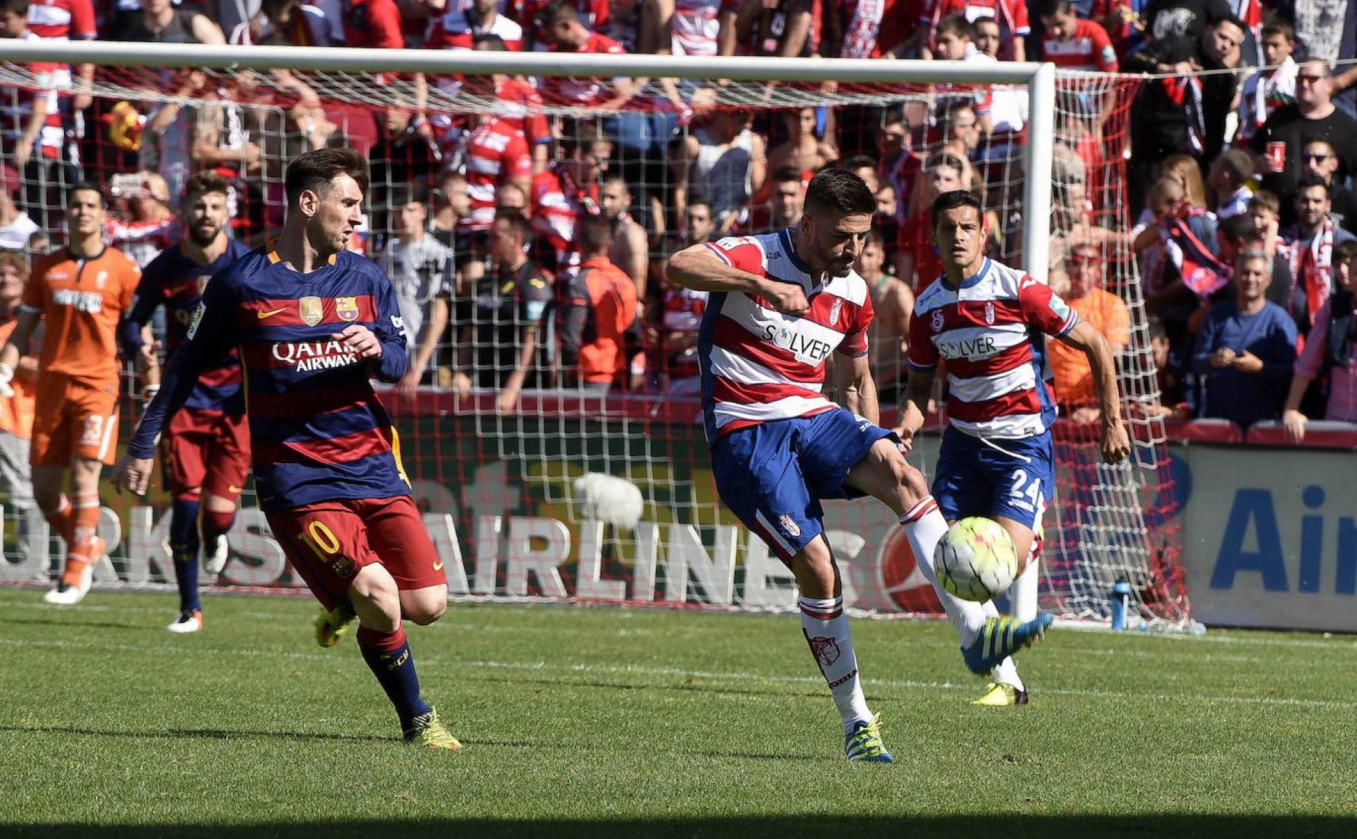 Fran Rico, en su etapa con el Granada en Primera, en un partido frente al Barça de Messi.