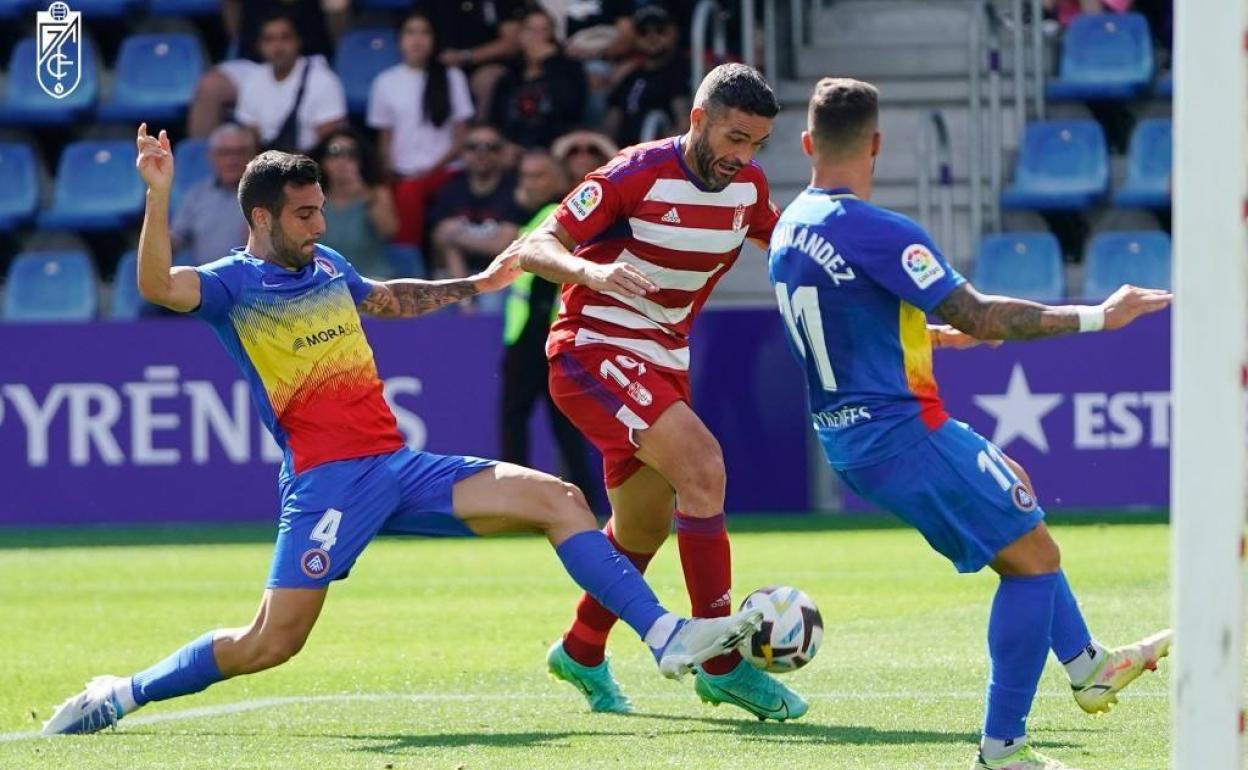 Jorge Molina conduce un balón en el área. 