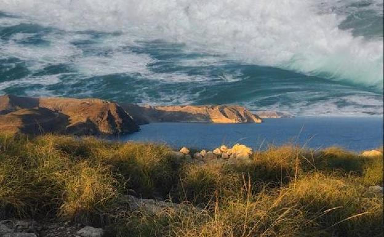 El cielo converge con el mar en la bahía de Las Negras. 