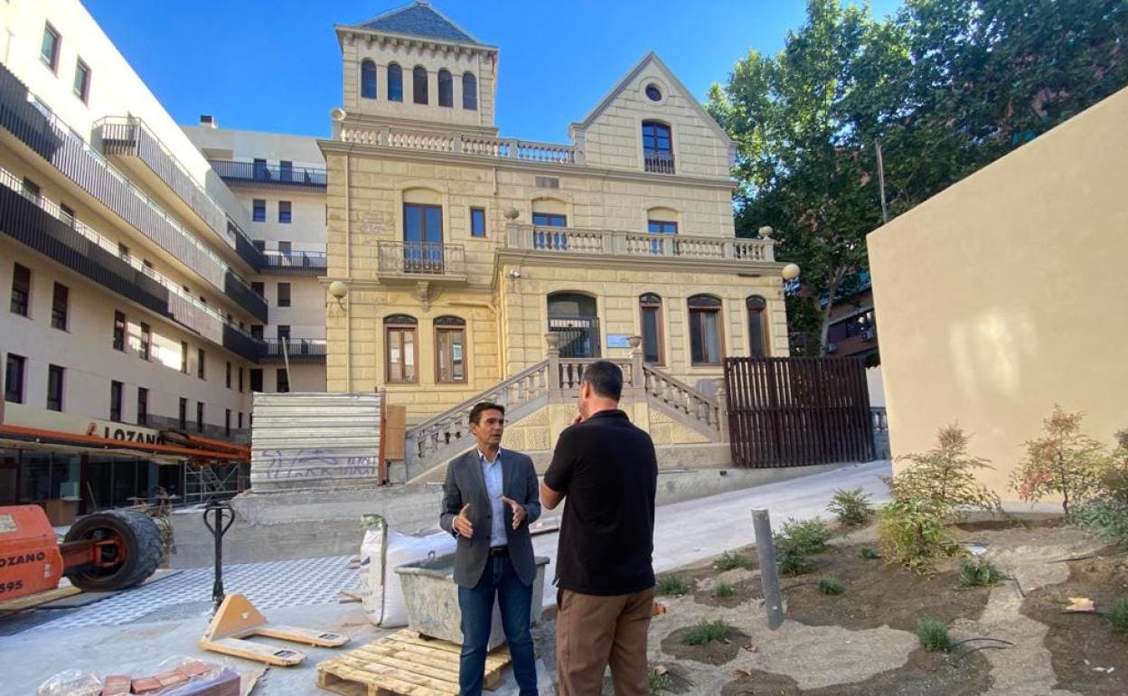 Visita del alcalde de Granada al edififico del antiguo hospital de la Salud