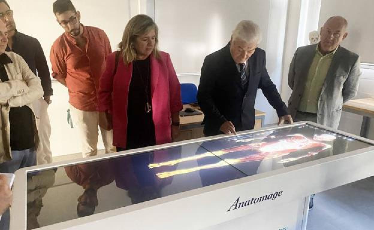 El profesor Tesifón Parrón manipula el Anatomage ante la atenta mirada de la coordinadora del título de Medicina. Gracia Castro, y el decano de Ciencia de la Salud, Gabriel Aguilera. 