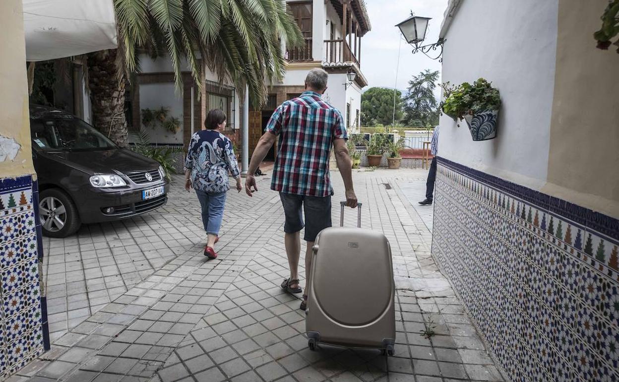 Una pareja de turistas accede a un piso turístico en la capital granadina en una imagen de archivo. 