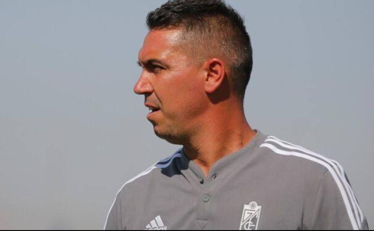 Juan Antonio Milla, pensativo en una sesión. 